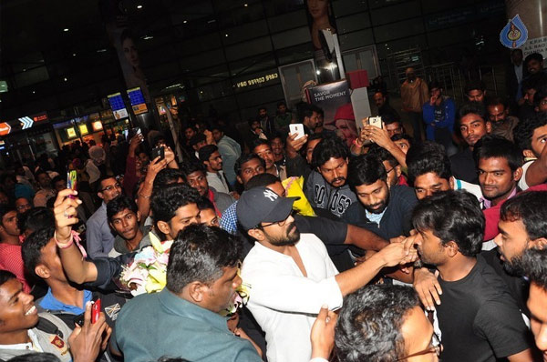 dhruva,ram charan,airport,overseas,dhruva mania,mega power star  'ధృవ‌' మానియా..చ‌ర‌ణ్‌కి ఘ‌న‌స్వాగ‌తం..!